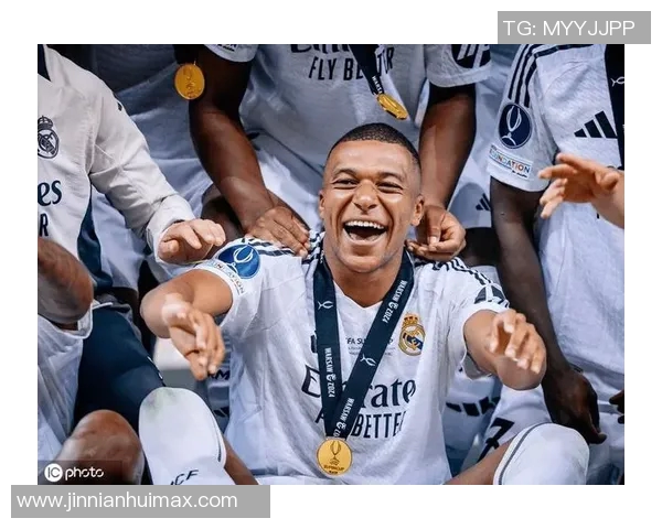 姆巴佩荣获24-25赛季欧洲金靴皇马全队盛装出席庆祝仪式